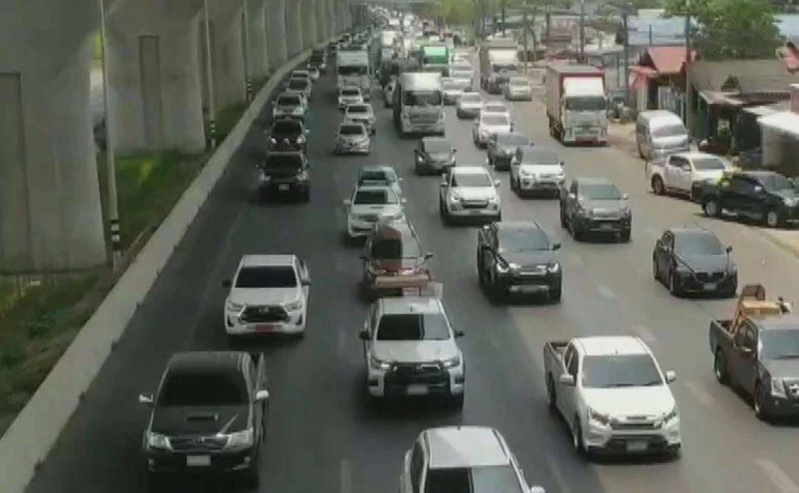 ปชช.ทยอยกลับบ้าน เลี่ยงรถติดช่วง "สงกรานต์" รถเริ่มหนาแน่นถนนมิตรภาพ