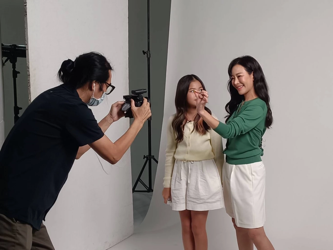 "หนิง ปณิตา" ควง "น้องณิริน" ฝ่าวิกฤติข่าวดราม่า! ยิ้มสู้กล้องไม่แคร์สื่อ