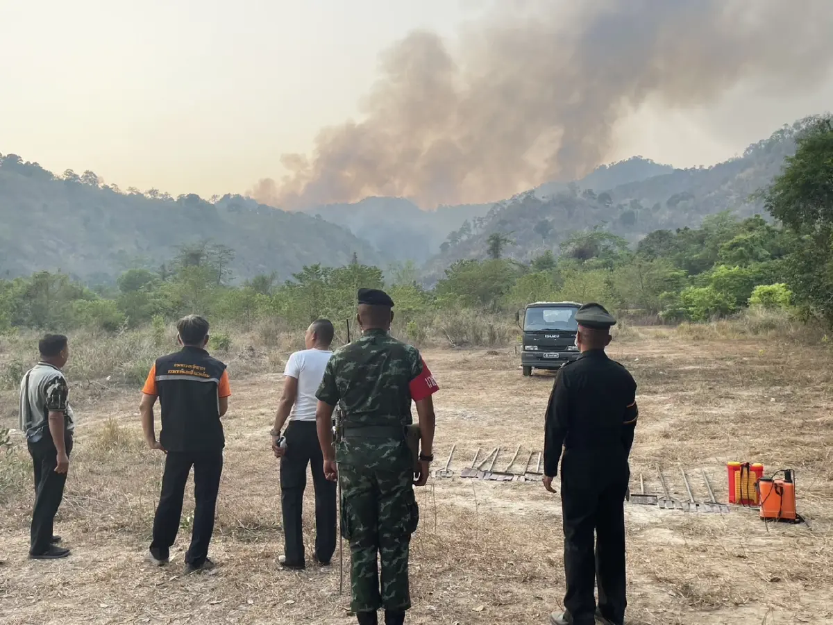 ไฟป่า "เขาตะแบก" ปะทุซ้ำ จนท.ต้องเร่งคุม หวั่นลุกลามพื้นที่ด้านล่าง
