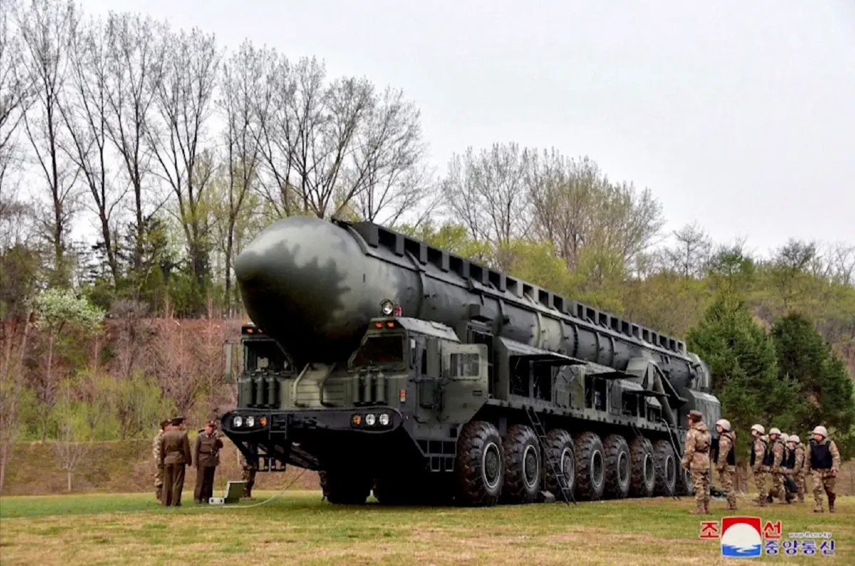 เกาหลีเหนืออวดขีปนาวุธ ICBM รุ่นใหม่ เกาหลีใต้ลั่นปลดนิวเคลียร์ฝ่ายเหนือ