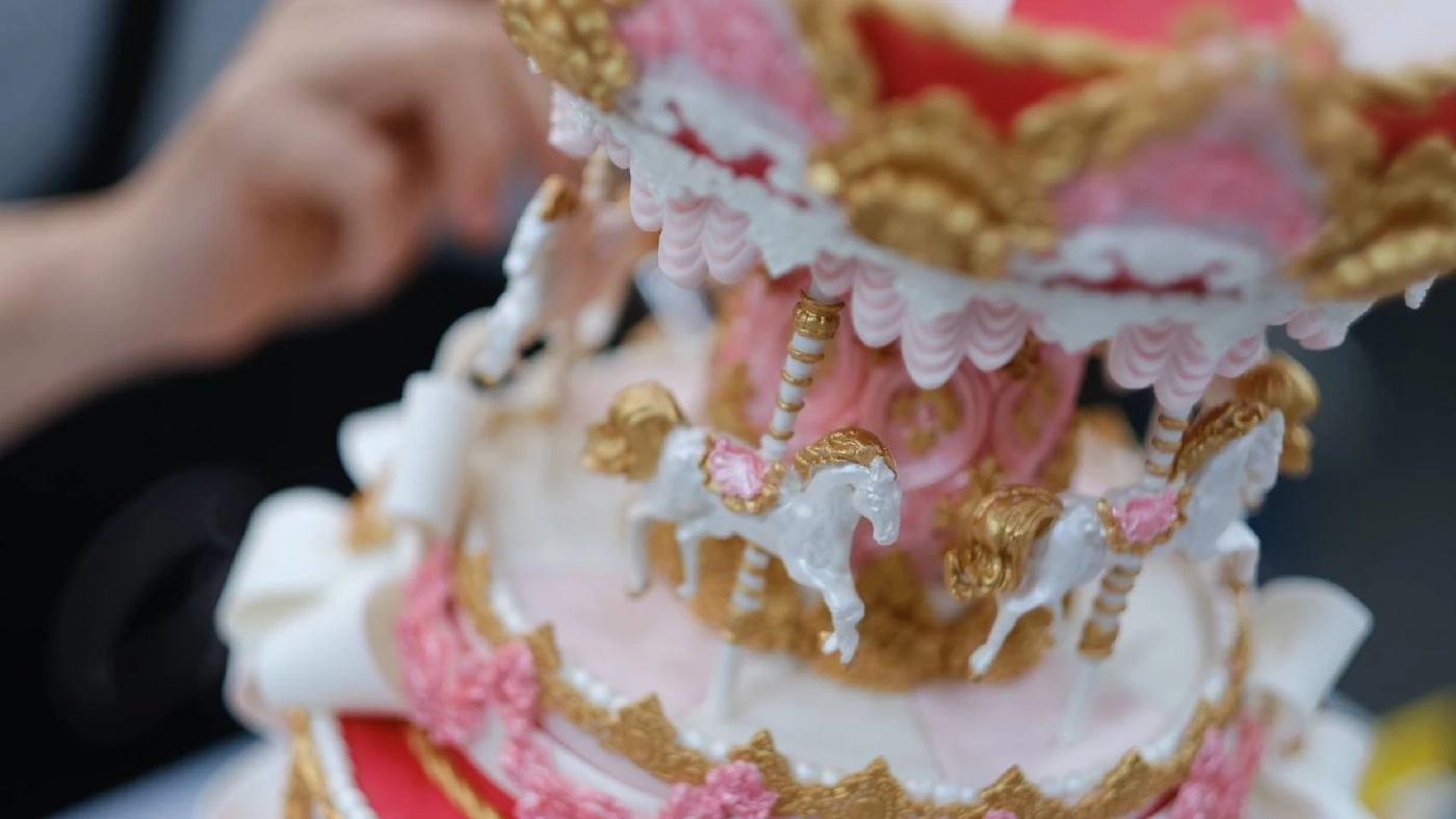 ฉลองวันเกิดลิซ่า ‘เดียร์น่า’ เซอร์ไพร์ส ส่งเค้กม้าหมุน แช๊ะภาพคู่แบบสับๆ