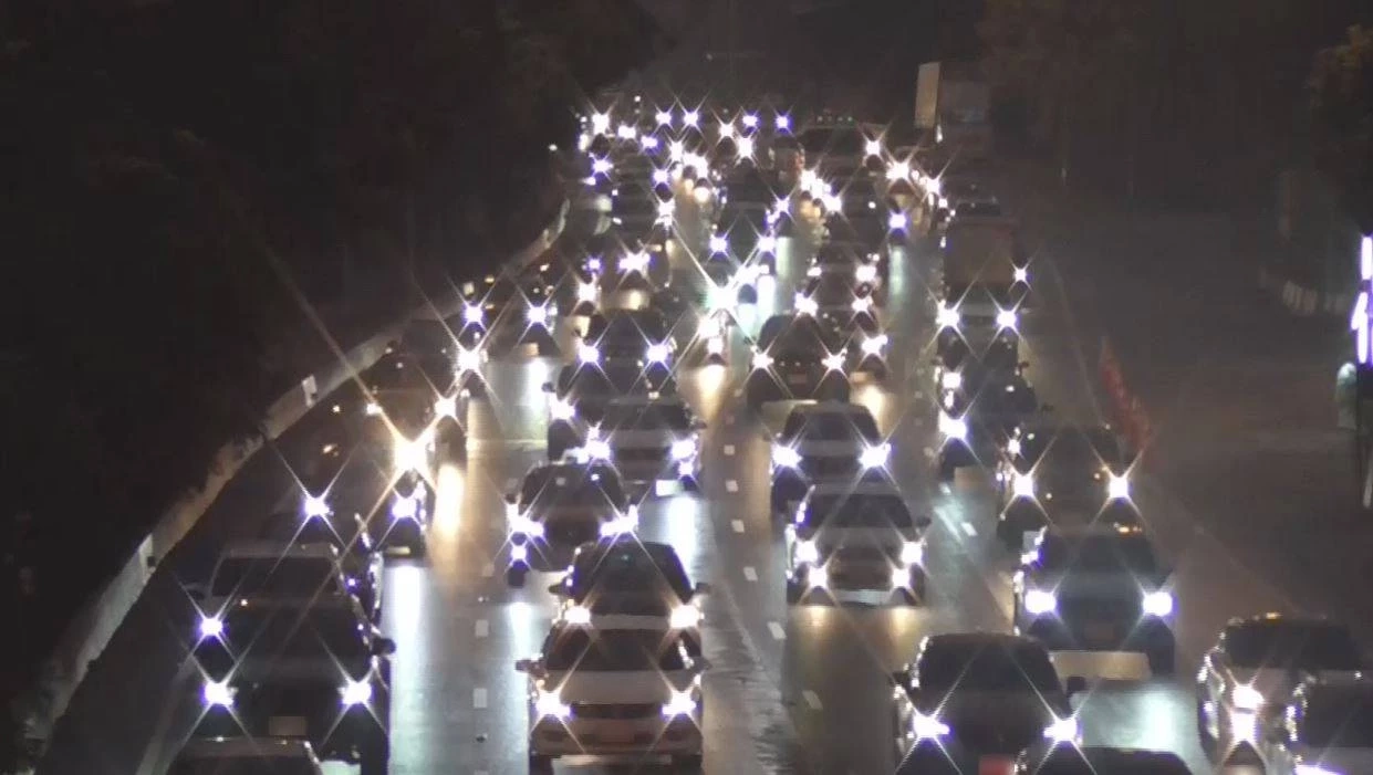 ถนนสายเอเชียมุ่งหน้า กทม. ยิ่งดึกยิ่งหนาแน่น แนะใช้ทางเลี่ยงลดปัญหาจราจร