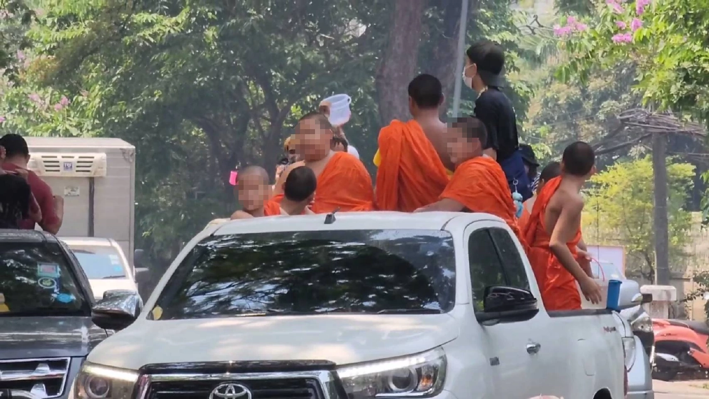 สงกรานต์เชียงใหม่วันที่ 2 คึกคัก อากาศร้อน สามเณรขึ้นรถกระบะเล่นสาดน้ำ