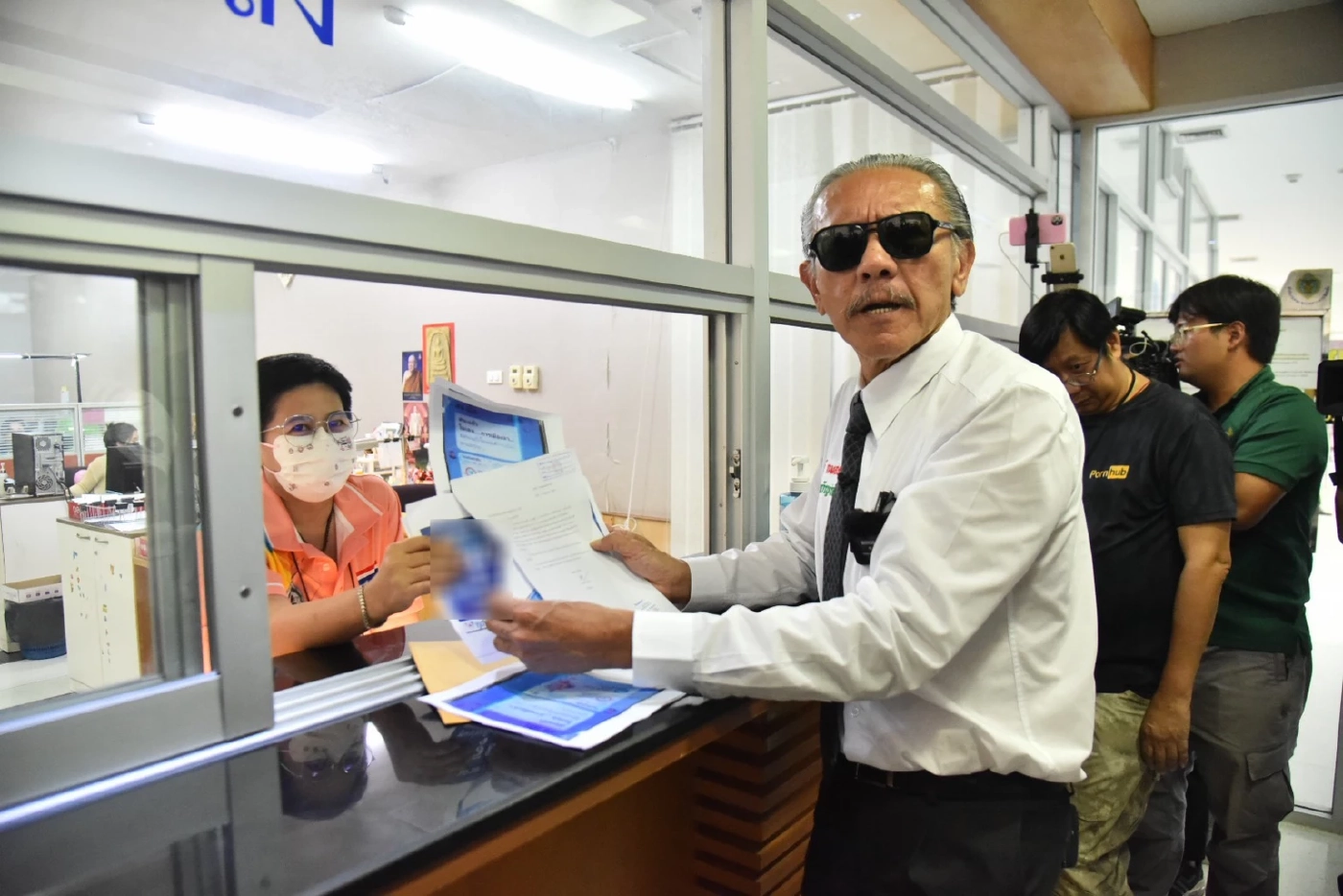 ชูวิทย์ ยื่นหลักฐาน กกต. เอาผิดผู้สมัคร ส.ส. ภูมิใจไทย โอนเงินซื้อเสียง