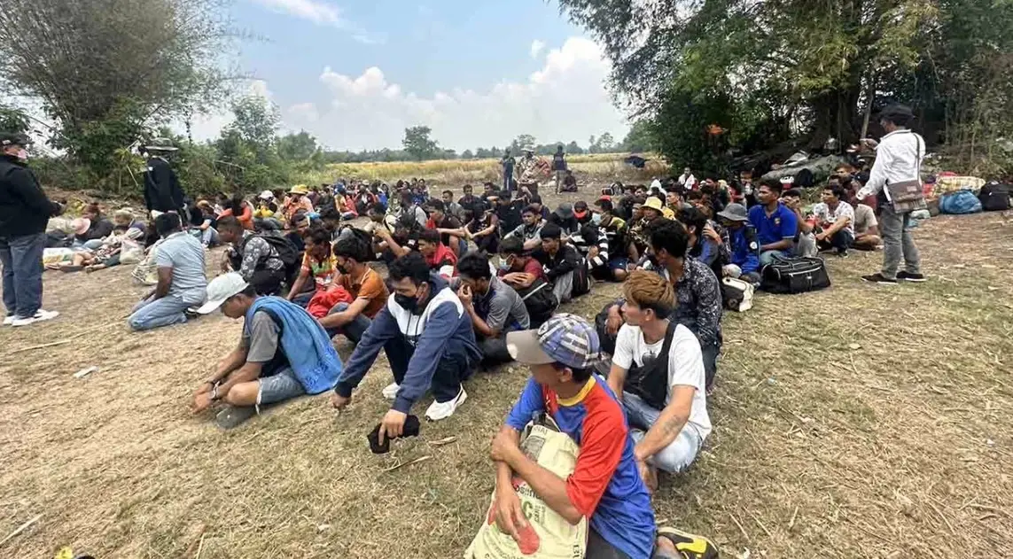 สกัดจับแรงงานต่างด้าว ลักลอบเข้าประเทศ รวม 123 คน บริเวณทุ่งนา จ.สระแก้ว