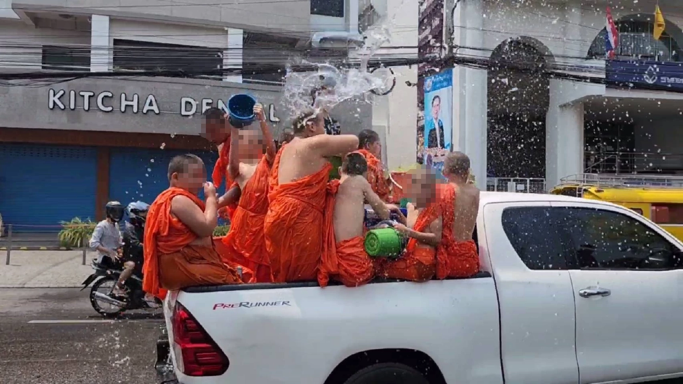 สงกรานต์เชียงใหม่วันที่ 2 คึกคัก อากาศร้อน สามเณรขึ้นรถกระบะเล่นสาดน้ำ