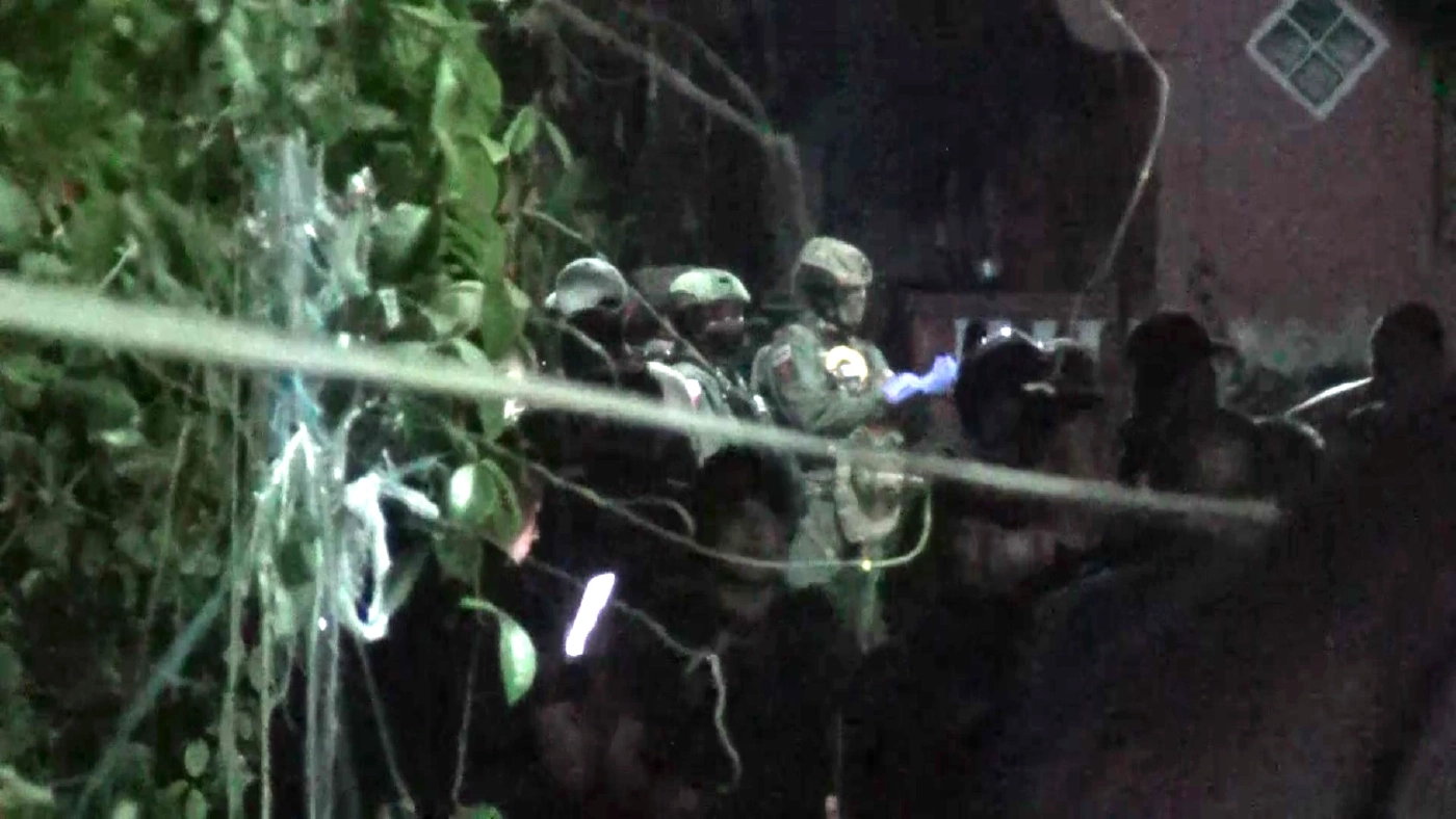 เจรจาไม่เป็นผล ทหารปิดล้อมวิสามัญคนร้าย พบมีหมายจับคดีวางระเบิดทหาร