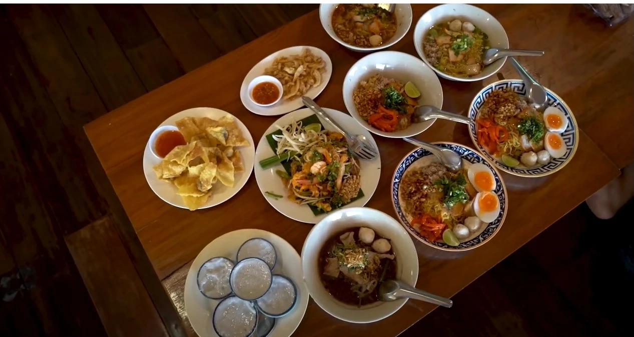 แม็กกี้ อาภา พาเที่ยวไหว้พระ พิษณุโลก แถมยังร่วมกิจกรรมรักษ์โลก 