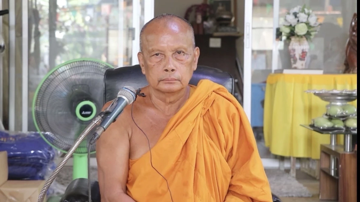 พระราชธรรมนิเทศ หรือ พระพยอม กัลยาโณ เจ้าอาวาสวัดสวนแก้ว