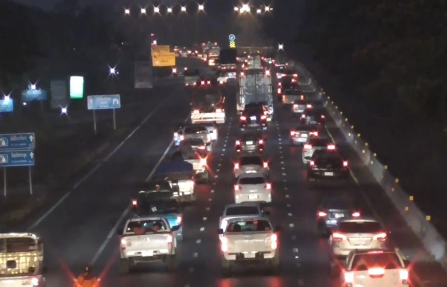 ถนนสายเอเชียขึ้นภาคเหนือ ปริมาณรถมาก คาดช่วงดึกวันนี้ เต็มทุกช่องจราจร