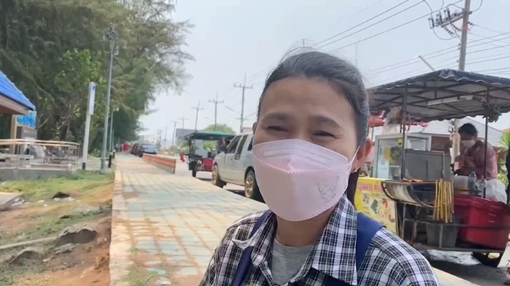 นางพิชามญชุ์ อายุ 40 ปี แม่ค้าขายผลไม้