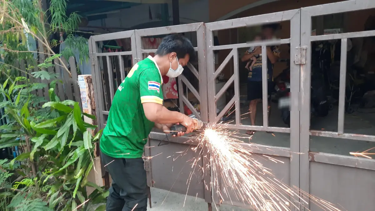 กรรมการตัดสินฟุตบอล ร้อง ตร. ถูกแก๊งเงินกู้ ใช้แม่กุญแจล็อกประตูบ้าน