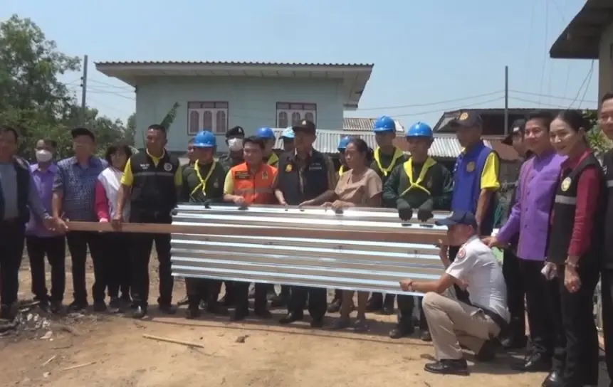 ผู้ว่าฯ ร้อยเอ็ด นำทีมมอบถุงยังชีพ ช่วยเหลือผู้ประสบเหตุวาตภัย