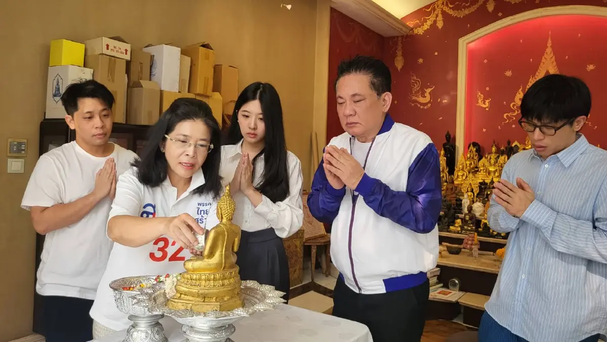 "คุณหญิงหน่อย"พาครอบครัวกราบเจ้าอาวาสวัดไตรมิตรฯขอพรวันครอบครัว