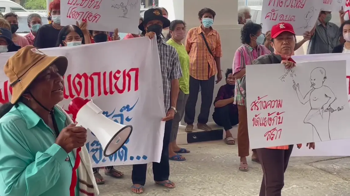 ชาวโผงเผง สุดทน ยกขบวนไล่ 2 เจ้าหน้าที่ อบต. ทำงานไม่เห็นหัวชาวบ้าน
