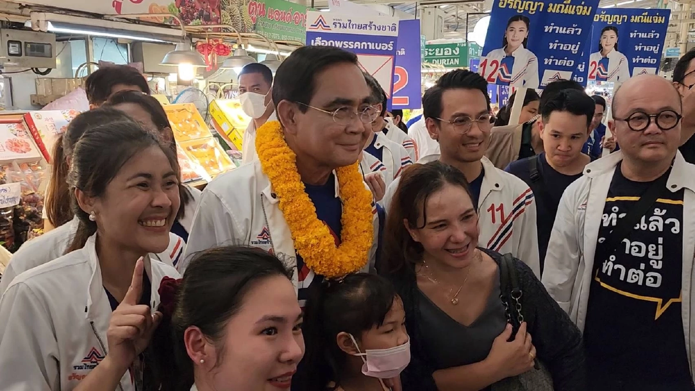 อตก.แตก! "ลุงตู่" ลุยหาเสียง แวะชิมทุเรียนเจ้าดังชมแม่ค้าสมาร์ทฟาร์มเมอร์