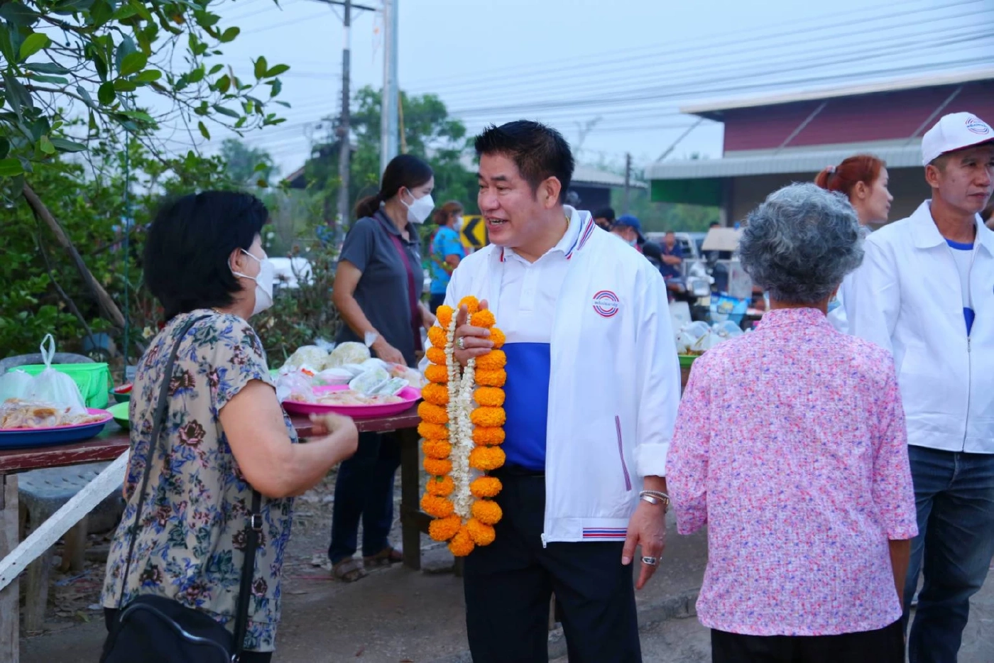 "ผู้กองธรรมนัส" ลุยตลาดเช้าพะเยาขอคะแนนพ่อค้า-แม่ค้า กาเบอร์ 6 ยกจังหวัด