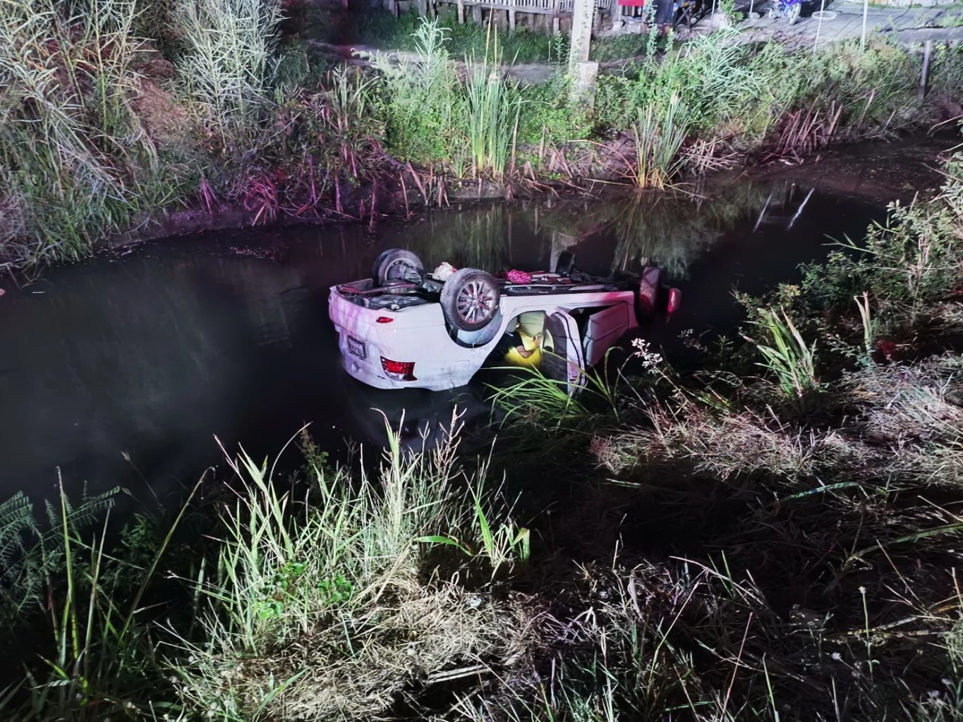 คุณตา วัย 76 ขับเก๋งพาญาติไปทำบุญ รถหลุดโค้งพุ่งตกคลอง ดับ 1 อีก 4 รอดหวุดหวิด