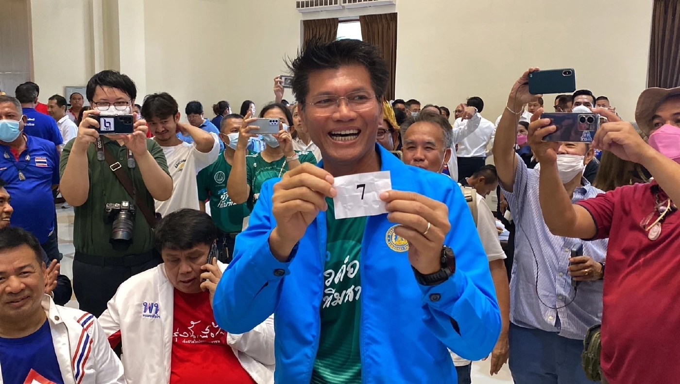 รับสมัคร ส.ส.ระยอง วันแรกคึกคัก  ฮือฮา “สาธิต” โชว์ฟิตเดินเท้า 9 กม.