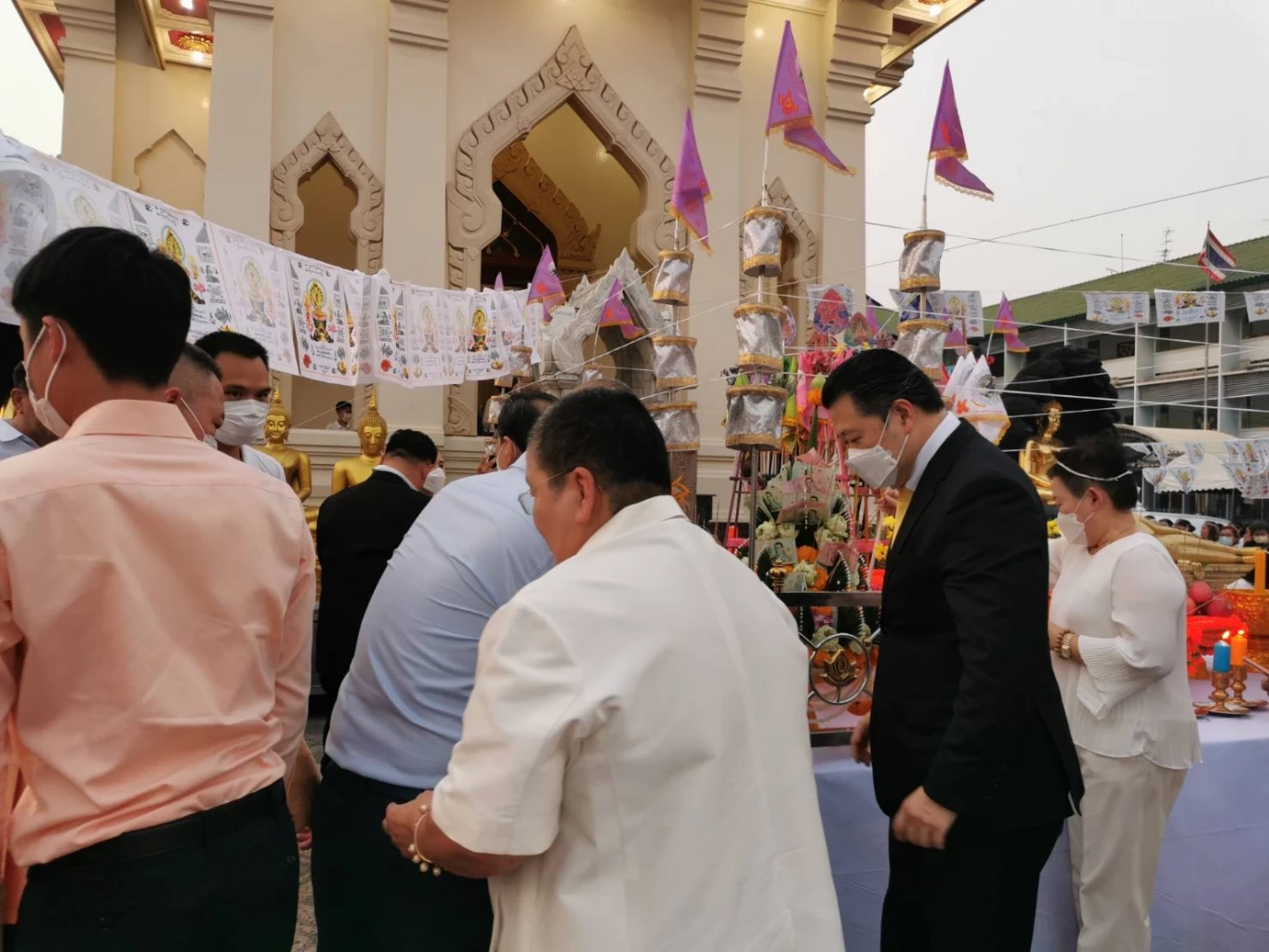 "ประยุทธ์" ร่วมพิธีสวดเจริญพระพุทธมนต์นพเคราะห์ ที่วัดไตรมิตรฯ