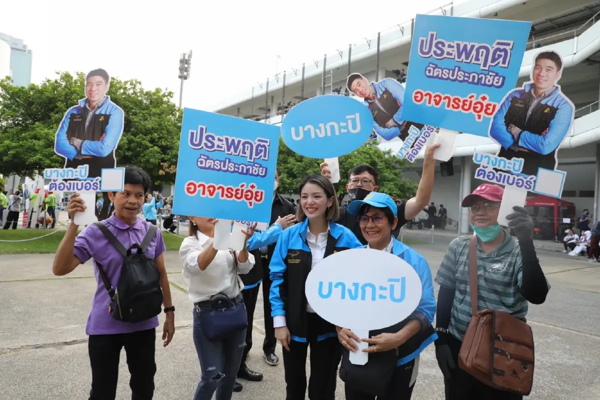 "มาดามเดียร์"ขับสกู๊ตเตอร์ทักทายแฟนคลับ มั่นใจปชป.คว้าชัยในสนามกทม.