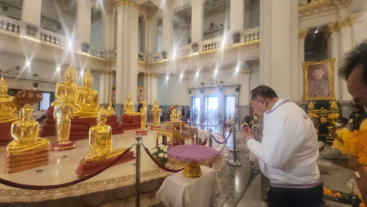 "บิ๊กป้อม" นำผู้สมัคร ส.ส.ไหว้หลวงพ่อโสธร รับพร "เจ้าอาวาส" สำเร็จทุกอย่าง