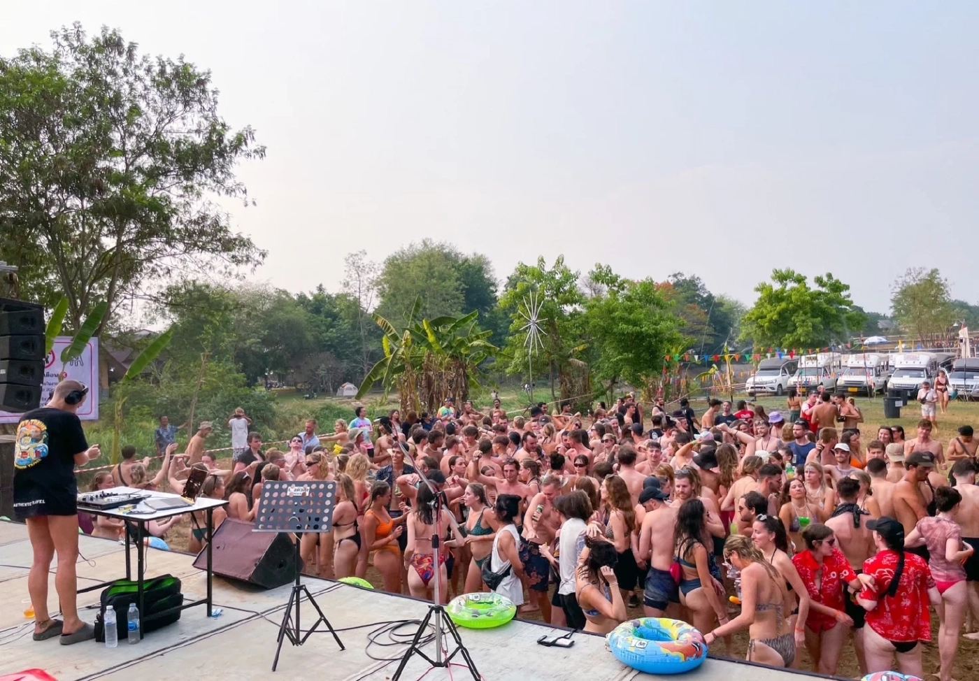 เปิดภาพ นักท่องเที่ยวหนีร้อน ล่องแพห่วงยางแม่น้ำปาย สุดคึกคัก (คลิป)