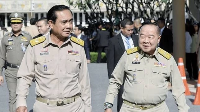 เปิดประวัติ 'อุ้ม ทวีพร' ตอบคำถาม การเมืองแรง จนชาวเน็ตจวกสนั่น  (มีคลิป)