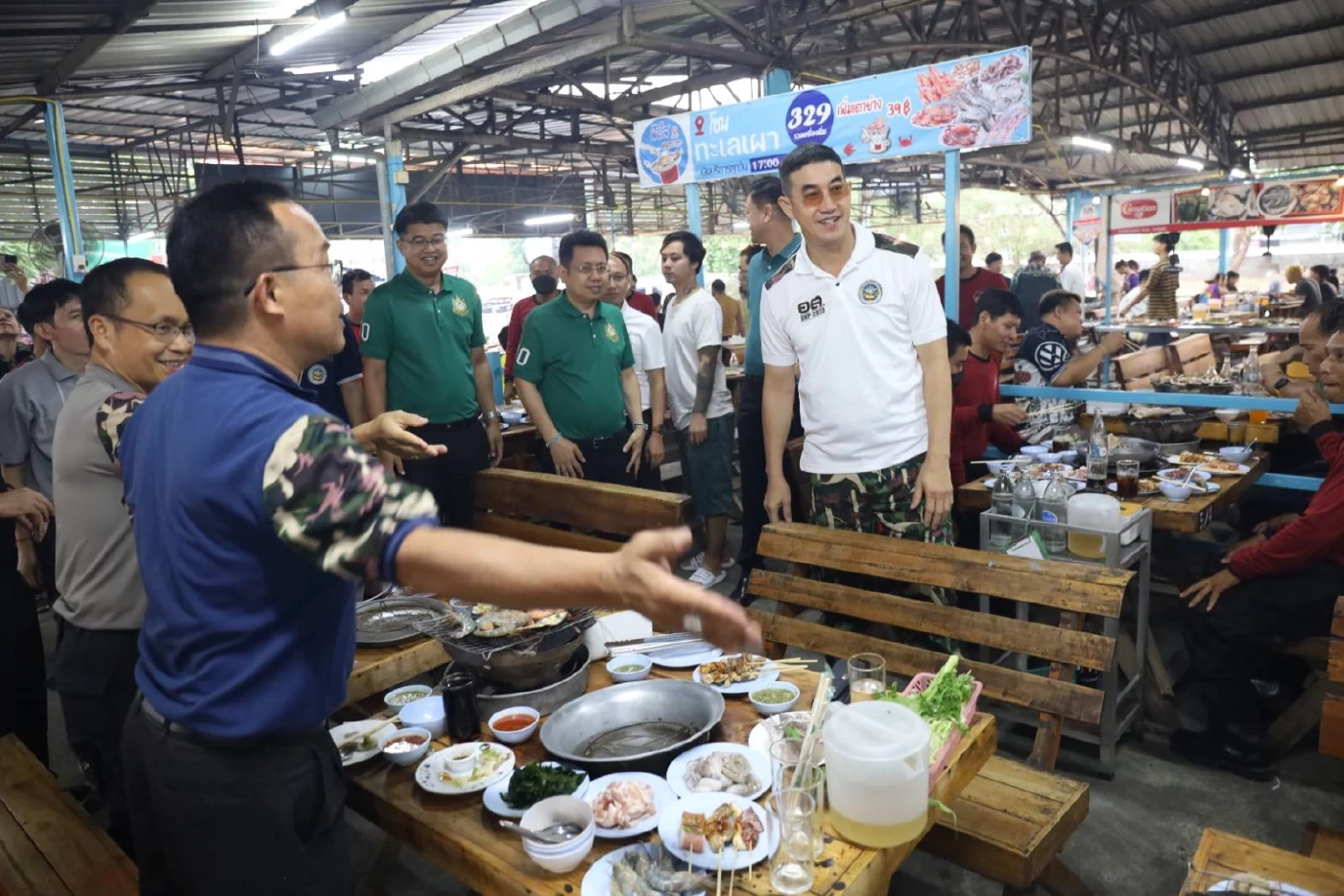 น่ารัก! เลี้ยงหมูกระทะ จนท.ดับไฟป่า หลังทำงานอย่างหนักตลอด3 เดือน