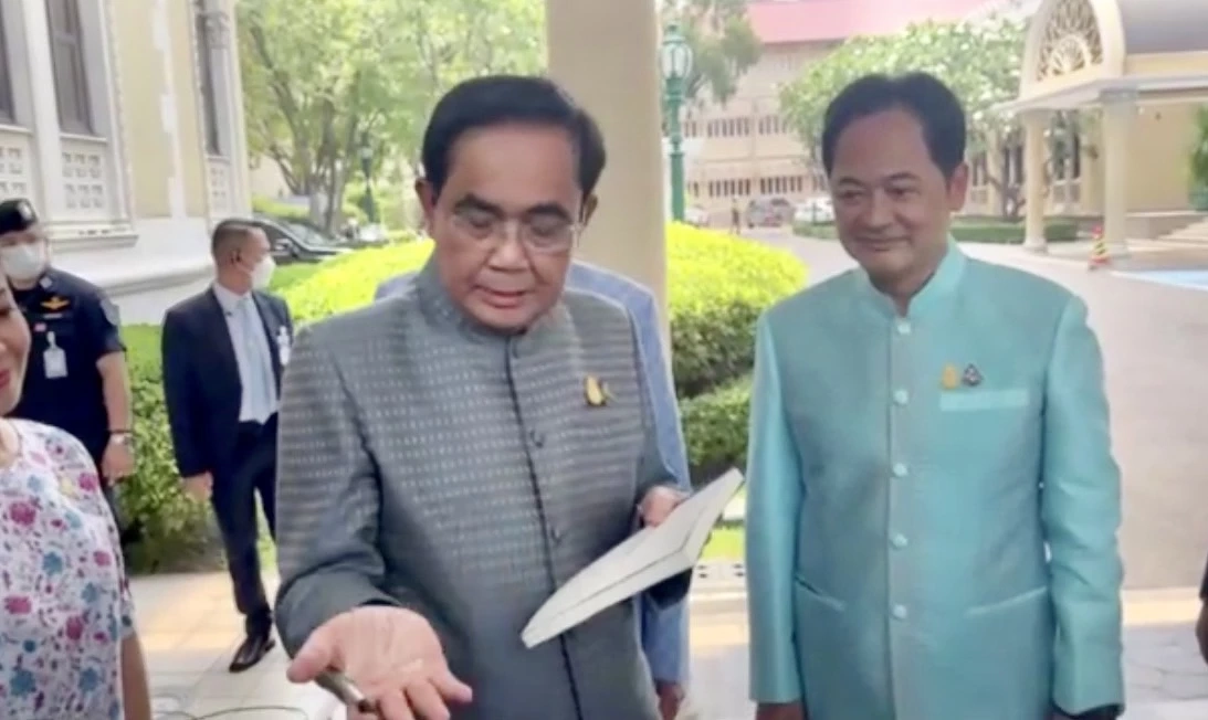 นายกฯ โชว์ฝ่ามือขวายังไม่หายดี ปิดแผ่นกันน้ำไว้พร้อมให้รดน้ำสงกรานต์