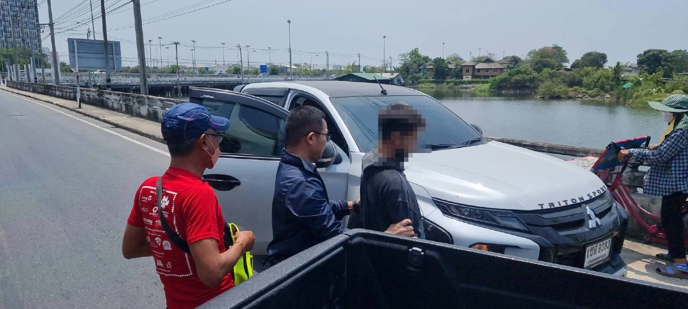 รวบพ่อค้าใบกระท่อม ชักมีดแทงคอหนุ่มรับเหมาดับ ปมบีบแตรใส่รถเมีย (มีคลิป)