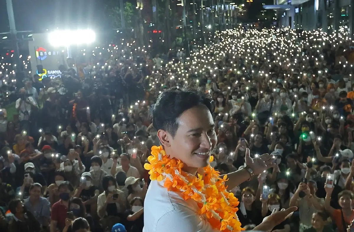บรรยากาศ พรรคก้าวไกล ปราศรัยที่บริเวณลาน สามย่านมิตรทาวน์ เมื่อสัปดาห์ที่ผ่านมา 