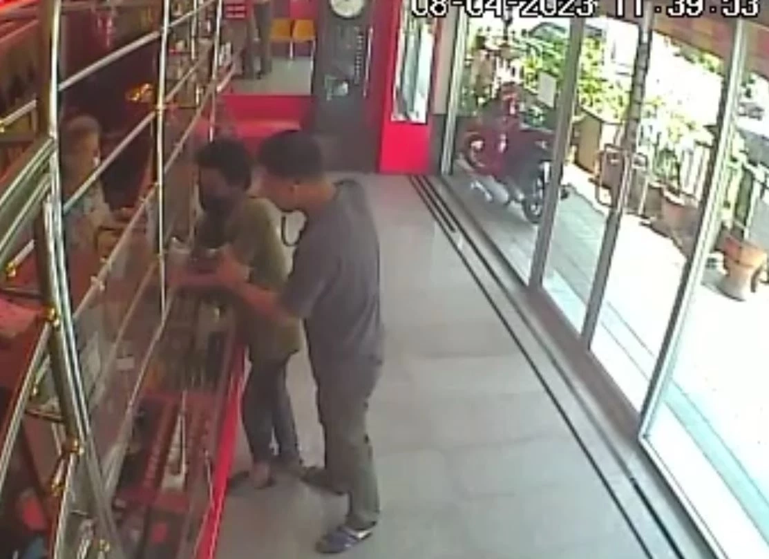 หนุ่มตกงาน ทำทีเลือกซื้อทอง ก่อนคว้าวิ่งหนี แต่ประตูล็อกอัตโนมัติ