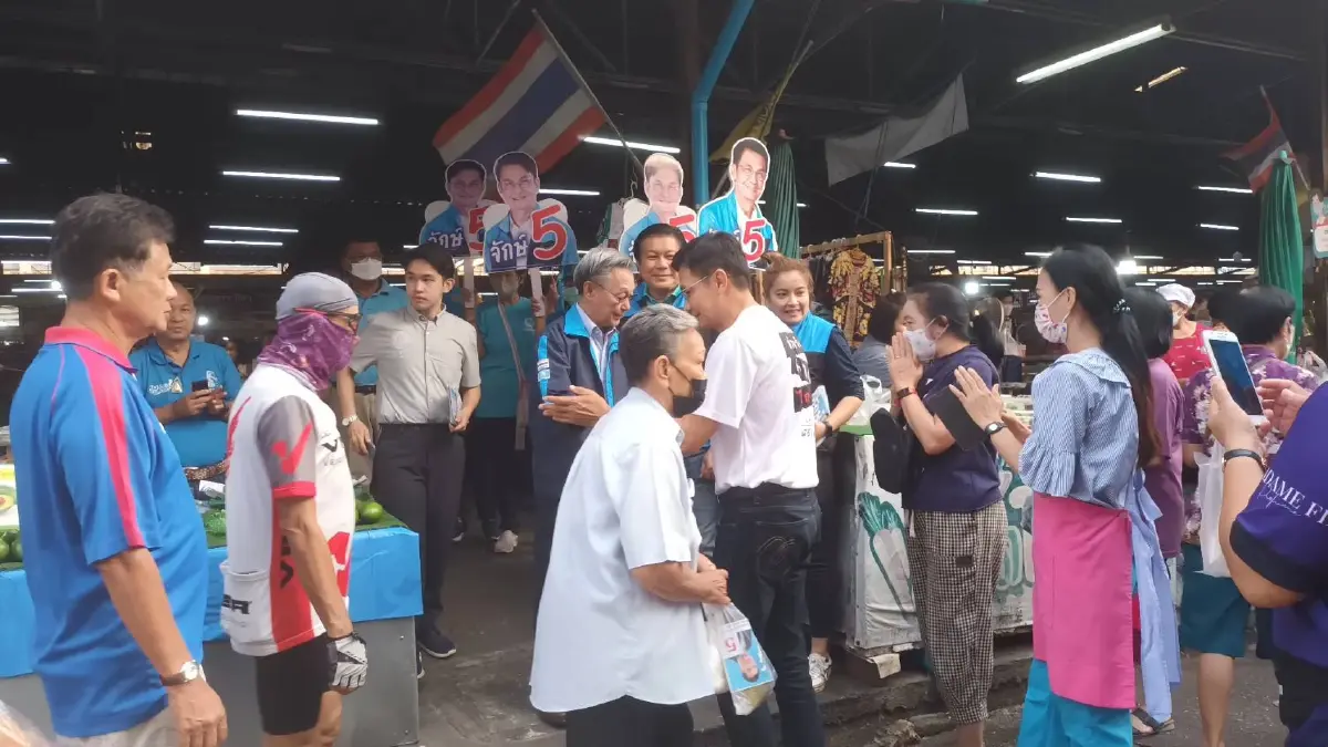 "ชวน" เดินตลาดพิษณุโลก อ้อนคะแนนเสียงแม่ค้า เลือก "ปชป." ทั้งพรรค-ทั้งคน