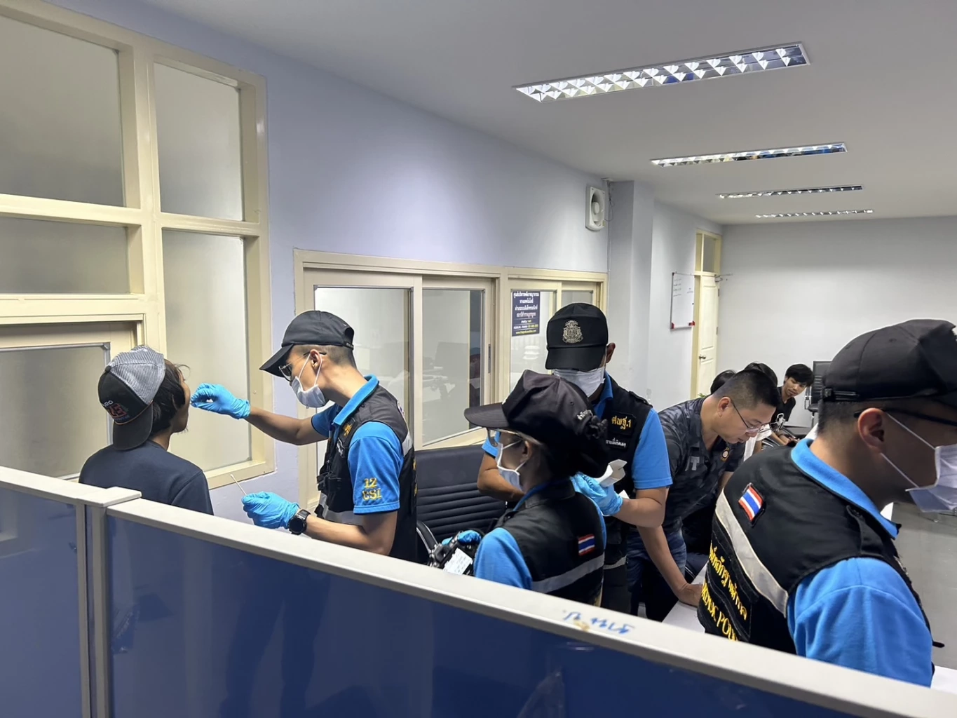 บุกรวบยกแก๊งช่างกล สถาบันดัง ต้องสงสัยยิงนร.คู่อริดับ พร้อมอาวุธเพียบ