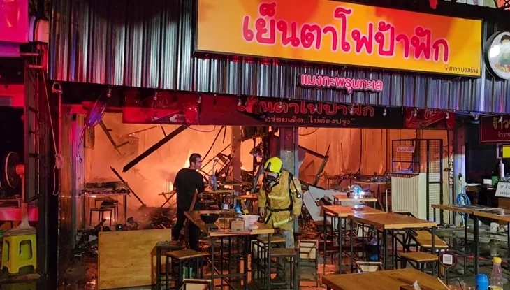 ไฟไหม้ร้านเย็นตาโฟชื่อดังเชียงใหม่ วอด 6 คูหา ส่งท้ายวันสงกรานต์