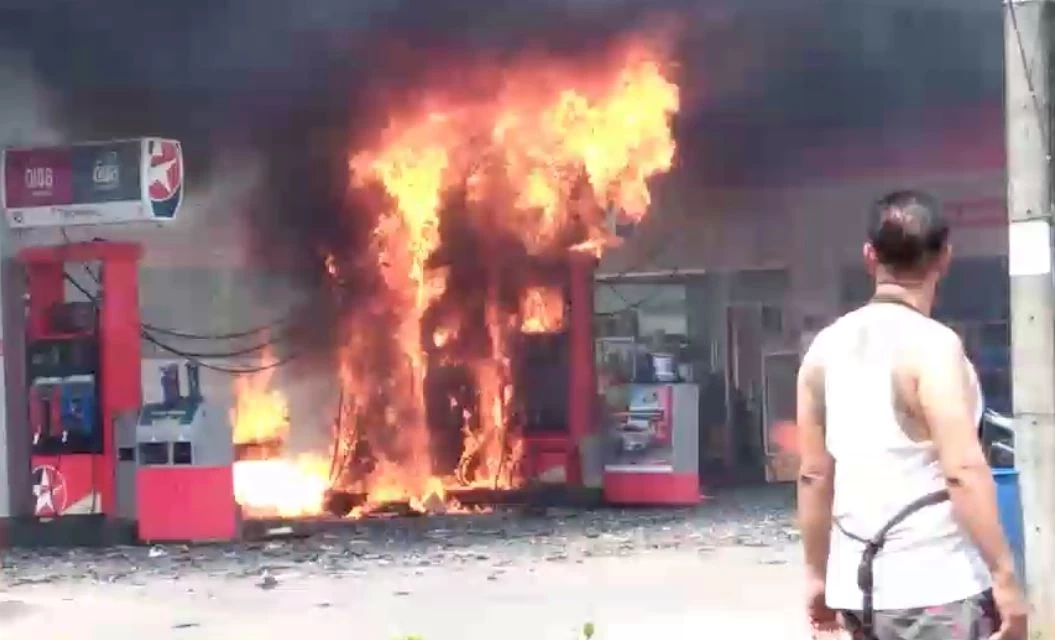 ระทึก! ไฟไหม้ปั๊มน้ำมันกลางเมืองสตูล เจ้าของ-พนักงาน ไฟลวกบาดเจ็บ (มีคลิป)