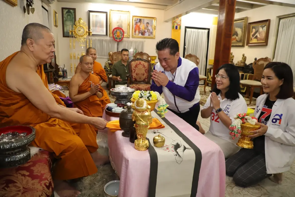 "คุณหญิงหน่อย"พาครอบครัวกราบเจ้าอาวาสวัดไตรมิตรฯขอพรวันครอบครัว