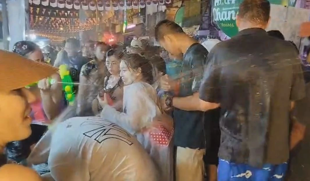 ข้าวสาร-สีลม คึกคัก นทท.แห่เล่นน้ำสงกรานต์วันสุดท้าย