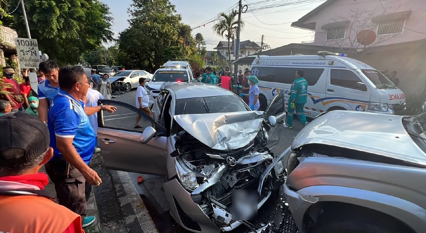 ชนสนั่นกลางแยกวัดใจ เก๋ง-กระบะ 3 คัน บาดเจ็บนับ 10 ราย