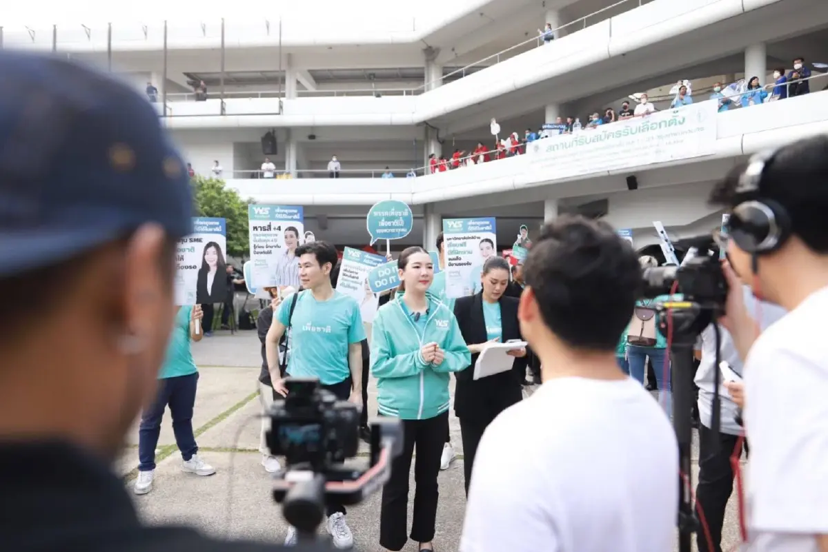 "พรรคเพื่อชาติ" นั่งรถชาวไรเดอร์ เข้ารับสมัครเลือกตั้ง ชู พ.ร.บ.แพลตฟอร์ม