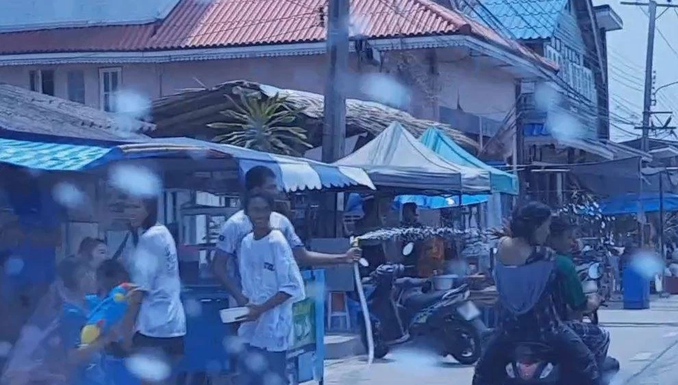 เริ่มแล้ว สงกรานต์พระสมุทรเจดีย์ ปชช.เล่นน้ำคลายร้อนสุดคึกคัก