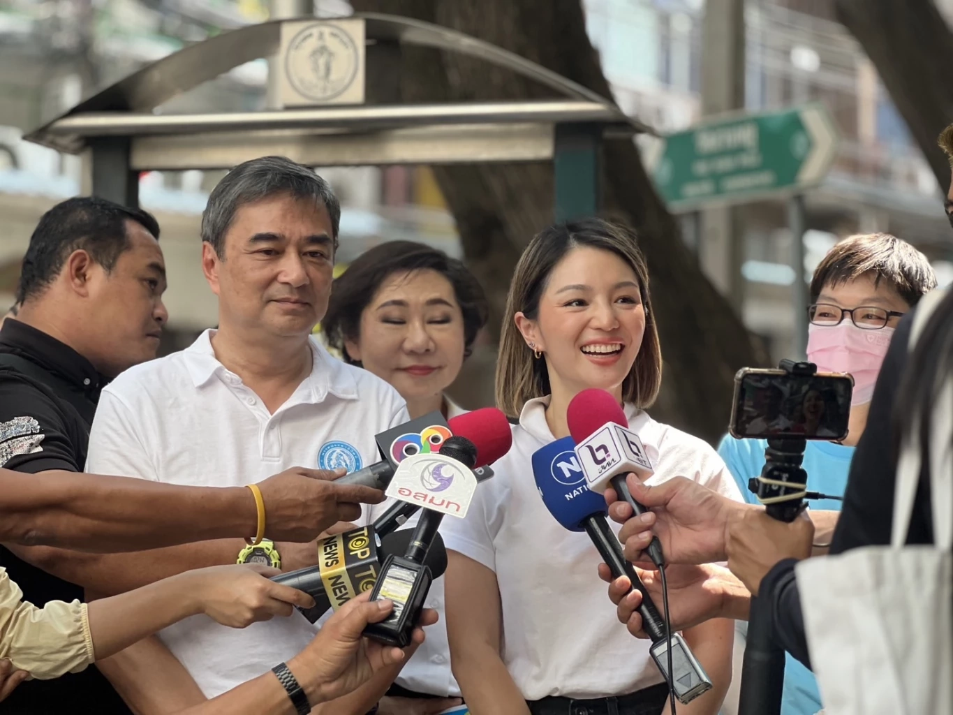 เสียงตอบรับดี! "มาร์ค" ควง "มาดามเดียร์" ลุยย่านบางรักหาเสียงช่วย "เจิมมาศ"