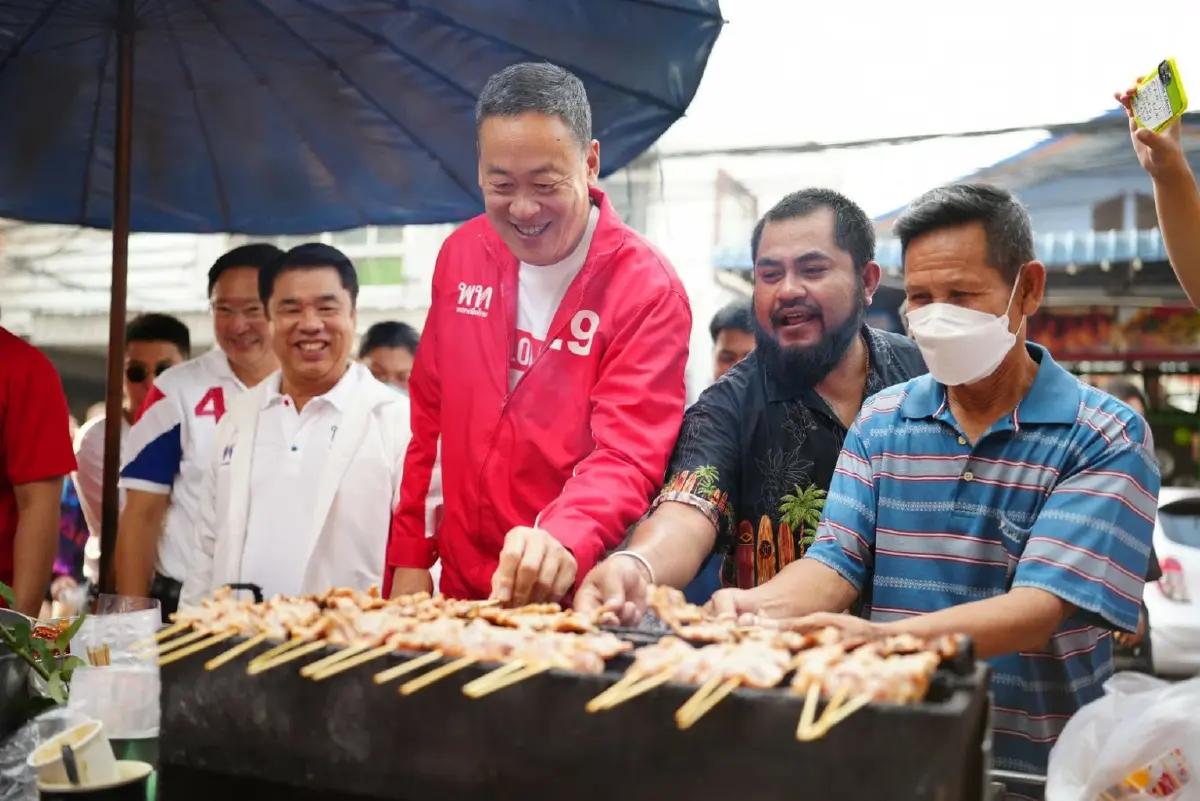 “เศรษฐา-สุริยะ” ลุยหาเสียงตลาดเช้าหัวหิน ขอเลือกเพื่อไทยยกจังหวัด