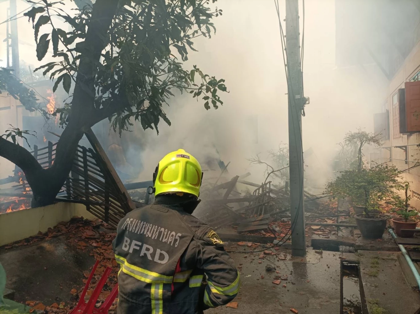 ระทึก! ไฟไหม้กุฏิวัดนวลจันทร์ พระวิ่งจีวรปลิวดับไฟ สุดท้ายวอดทั้งหลัง