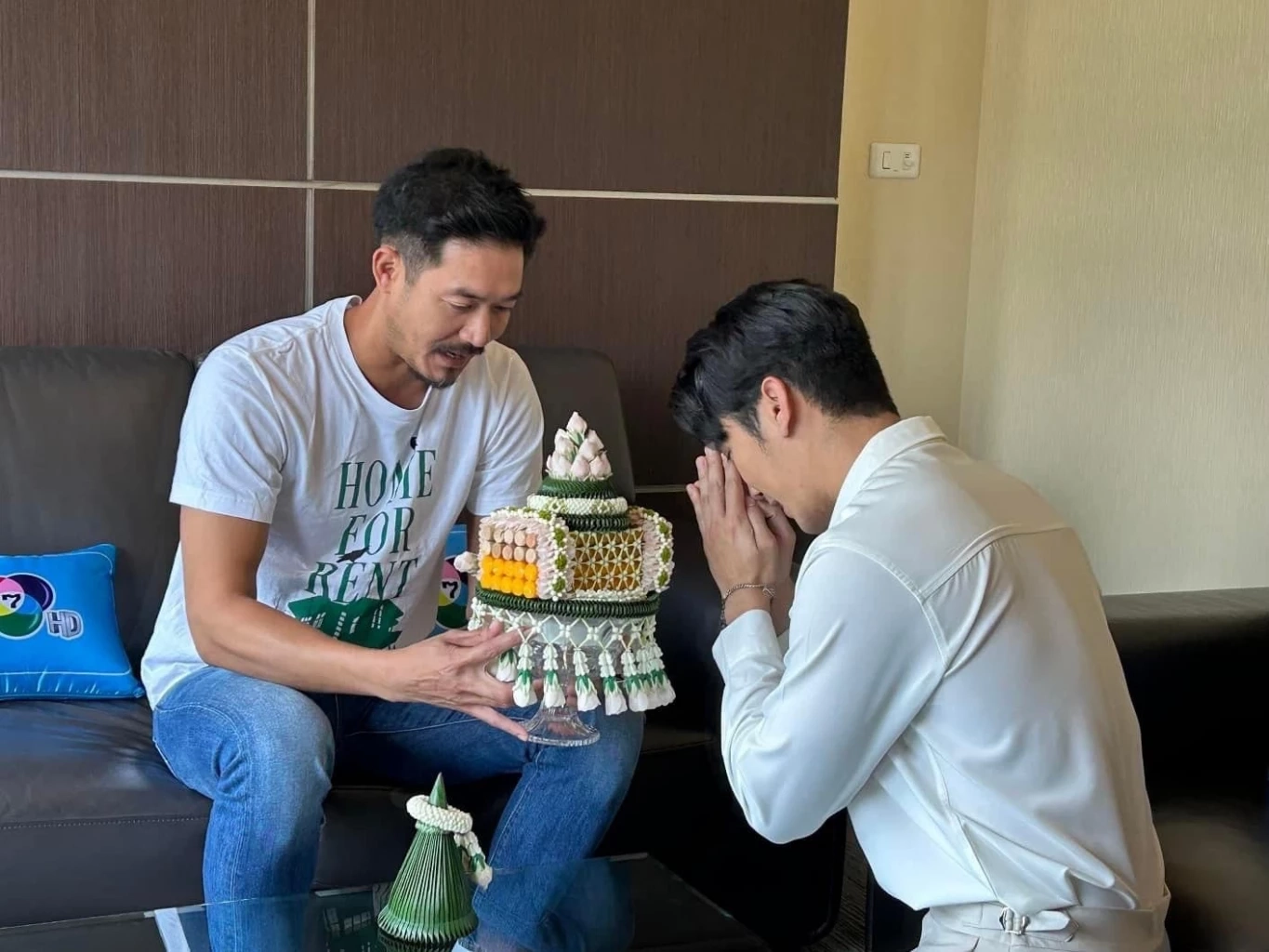 'เวียร์ ศุกลวัฒน์'  อนุโมทนาบุญ 'ยูโร ยศวรรธน์' ขอขมาลาบวช ทดแทนคุณพ่อแม่