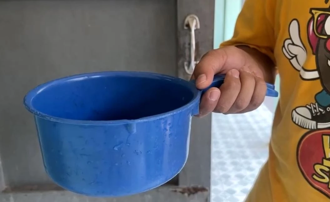 เล่นเอาวุ่น! วัยรุ่นขโมยขันห้องน้ำ "วัดโสธรฯ" ไปเล่นสงกรานต์