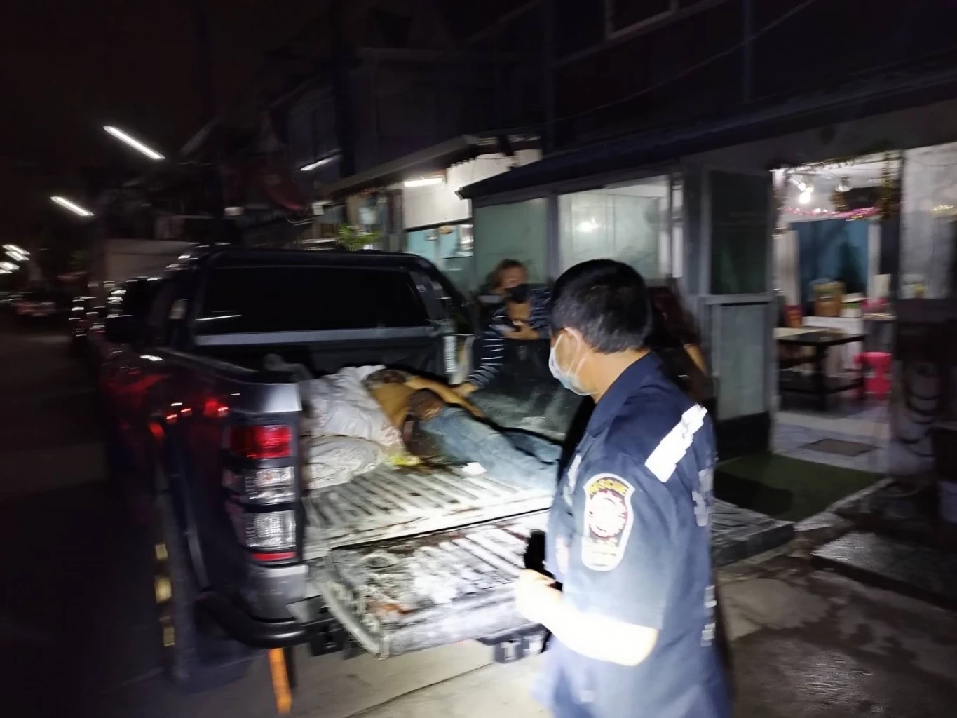 รวบพ่อค้าใบกระท่อม ชักมีดแทงคอหนุ่มรับเหมาดับ ปมบีบแตรใส่รถเมีย (มีคลิป)