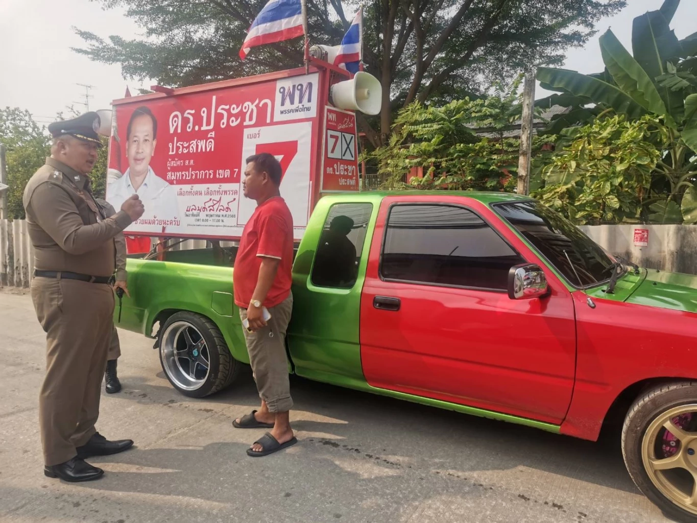 โอละพ่อ ปาบึ้มรถหาเสียง "ประชา ประสพดี" แค่ FC ปาประทัดไล่นกใส่ไม่ตั้งใจ