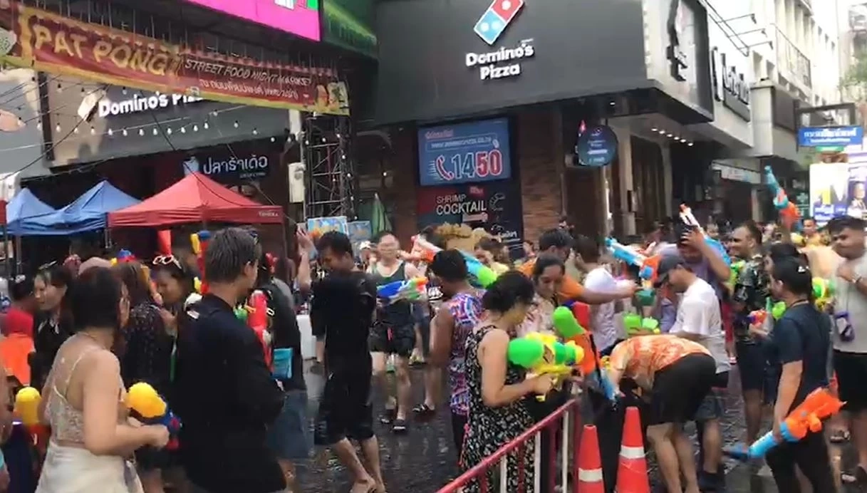 "ชัชชาติ" เปิดงาน "สงกรานต์ถนนข้าวสาร" อวยพรปีใหม่ไทย ขอให้ทุกคนมีความสุข